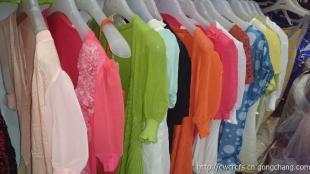 批發(fā)市場(chǎng)新風(fēng)向 男女T恤、中老年大板服飾、韓版連衣裙與童裝尾貨一站式采購指南